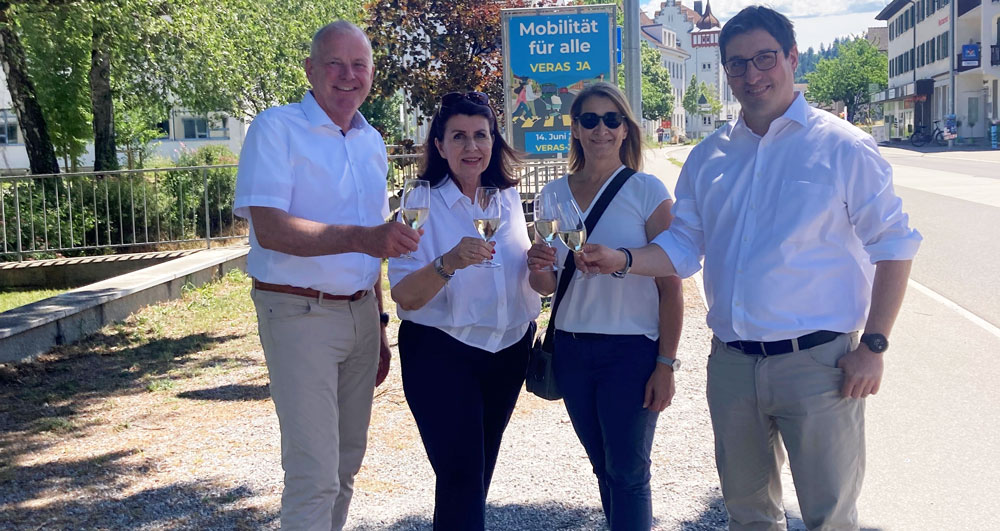 Freude bei den Befürwortern von VERAS: Landammann Stephan Attiger (Verkehrsdirektor Kanton Aargau), Carmen Suter (Gemeindepräsidentin Suhr), Marianne Kamm (Verbandssekretärin Aarg. Verkehrskonferenz), Grossrat Stefan Huwyler (Präsident Aarg. Verkehrskonferenz, Kampagnenleiter) (v.l.n.r.)